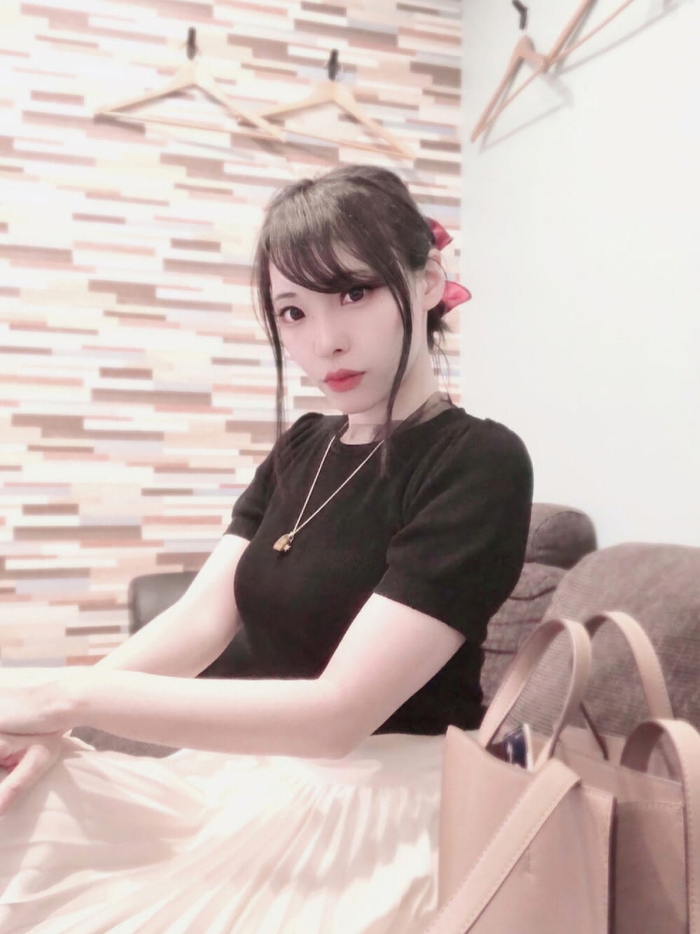 「ベージュ、UNIQLO、dholic、モノトーン、バックリボン、バレエシューズ、プチプラ、プリーツスカート、バナナクリップ、ミニバッグ、韓国ファッション、スクエアバッグ、シフォンプリーツスカート、グランブルーファンタジー、ゲームコラボ」｜「DHOLIC STYLEの[minagram]バックリボン半袖ニット（ニット/セーター、ブラック系）」を使った、和瀬凛さん（レディース・158cm）の秋コーディネートの1枚目の写真