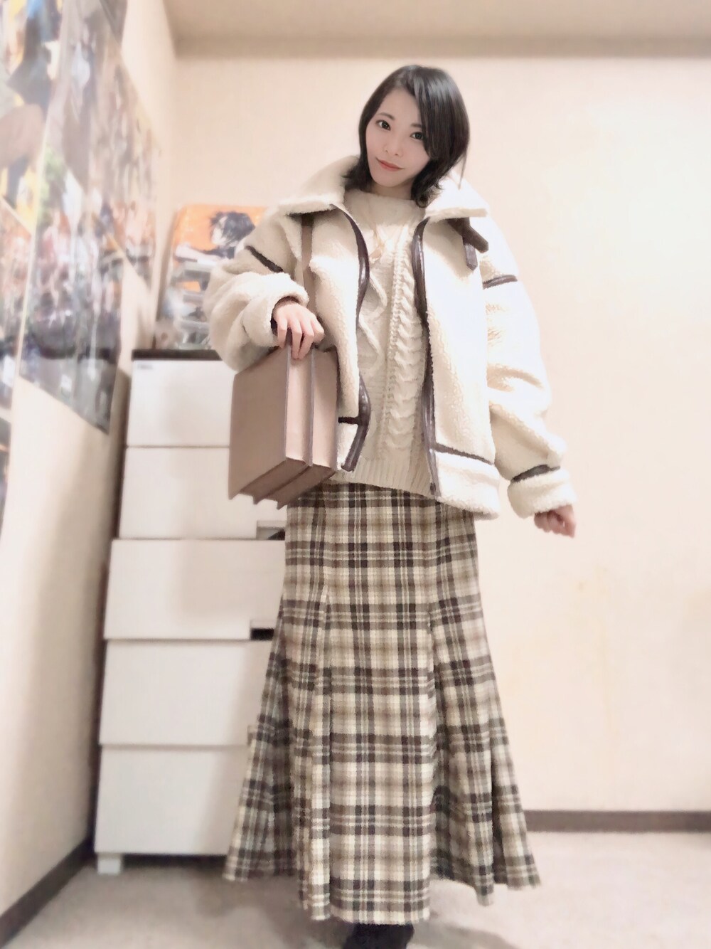「大人カジュアル、カジュアル、シンプルコーデ、休日スタイル、きれいめカジュアル、冬コーデ、ワントーンコーデ、ベージュコーデ、ケーブルニット、私の推しブランド、ボアジャケット、あったかコーデ、マーメイドスカート、チェック柄に恋してる、スクエアバッグ」｜「UNFIELDの【UNFIELD チェックバックレースアップスカート】（スカート、ブラウン系）」を使った、和瀬凛さん（レディース・158cm）の冬コーディネートの1枚目の写真