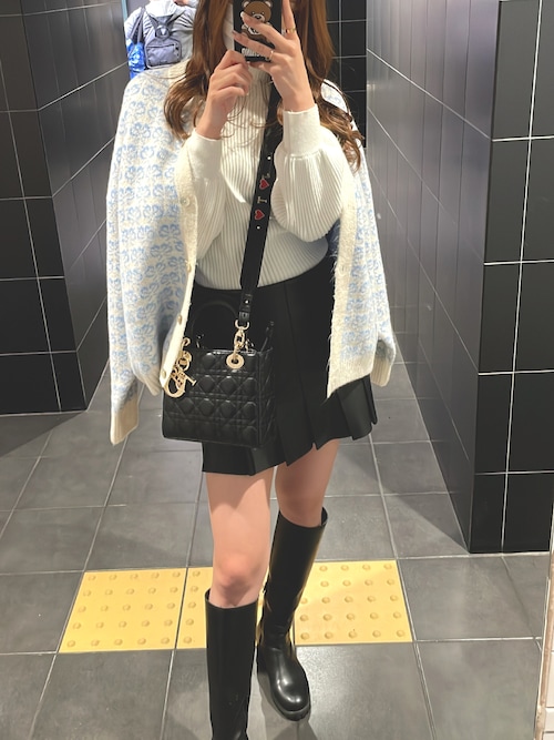【大人のカジュアルコーデに♪】DIOR ショルダーバック ショルダーバッグを使った「レディディオール」の人気
