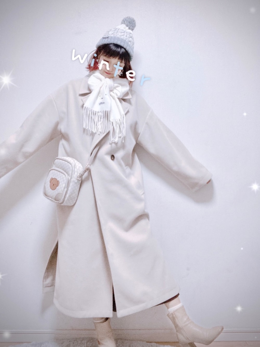「ミッフィー、ミッフィーマフラー、ボリス、ボリスバッグ、miffy、しまむら、白コート、白ブーツ、GRL、ニット帽、プチプラ、ニット帽コーデ、韓国風お部屋に憧れる民」｜「しまむらのボリスたんとうちのクマたん🧸♥️（バッグ、ホワイト系）」を使った、Yukko.☃︎さん（レディース・160cm）の冬コーディネートの1枚目の写真