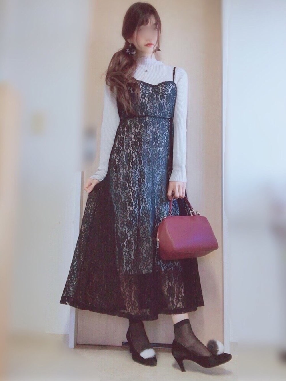 「ワンピース、キャミワンピ、レースワンピース、ニットワンピース、大人ガーリー、フェミニン、GRL、おしゃれさんと繋がりたい」｜「GRLのニット×フラワーレースキャミワンピースセットアップ（セットアップ、ベージュ系）」を使った、Yukko.☃︎さん（レディース・160cm）の冬コーディネートの1枚目の写真
