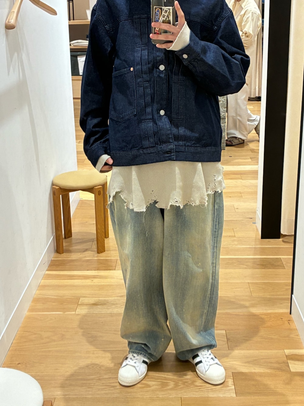 「秋服準備はじめました、着こなしのちょこっとテク、デートコーデ、テーマパークコーデ、お出かけコーデ、シンプル、秋服、オトナカジュアル、シンプルスタイル、白Tシャツ、ワイドパンツ、デニムパンツ、デニムジャケット、デニムコーデ、デニムオンデニム」｜「FORK&SPOONのFORK&SPOON　JFデニムジャケット（デニムジャケット、ブルー系）」を使った、ひいちゃんさん（骨格ストレート・メンズ・170cm）の夏コーディネートの1枚目の写真