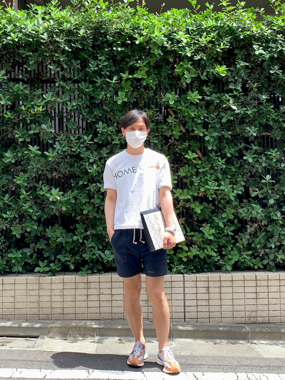 「homelondon、夏コーデ、LouisVuitton×ChapmanBrothers」｜「Band of Outsidersのアイテム（ショーツ、ブルー系）」を使った、Asahi-1926さん（メンズ・171cm）の夏コーディネートの1枚目の写真