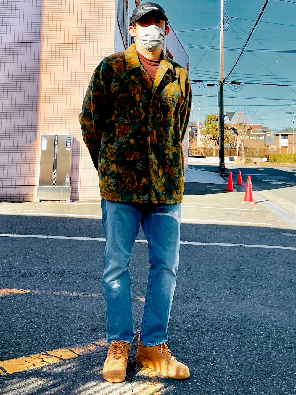 「キャップ、supreme、UNION TOKYO、お洒落さんとつながりたい、CAP」｜「UNIONのアイテム（デニムパンツ、ブルー系）」を使った、よすさん（メンズ・175cm）の春コーディネートの1枚目の写真