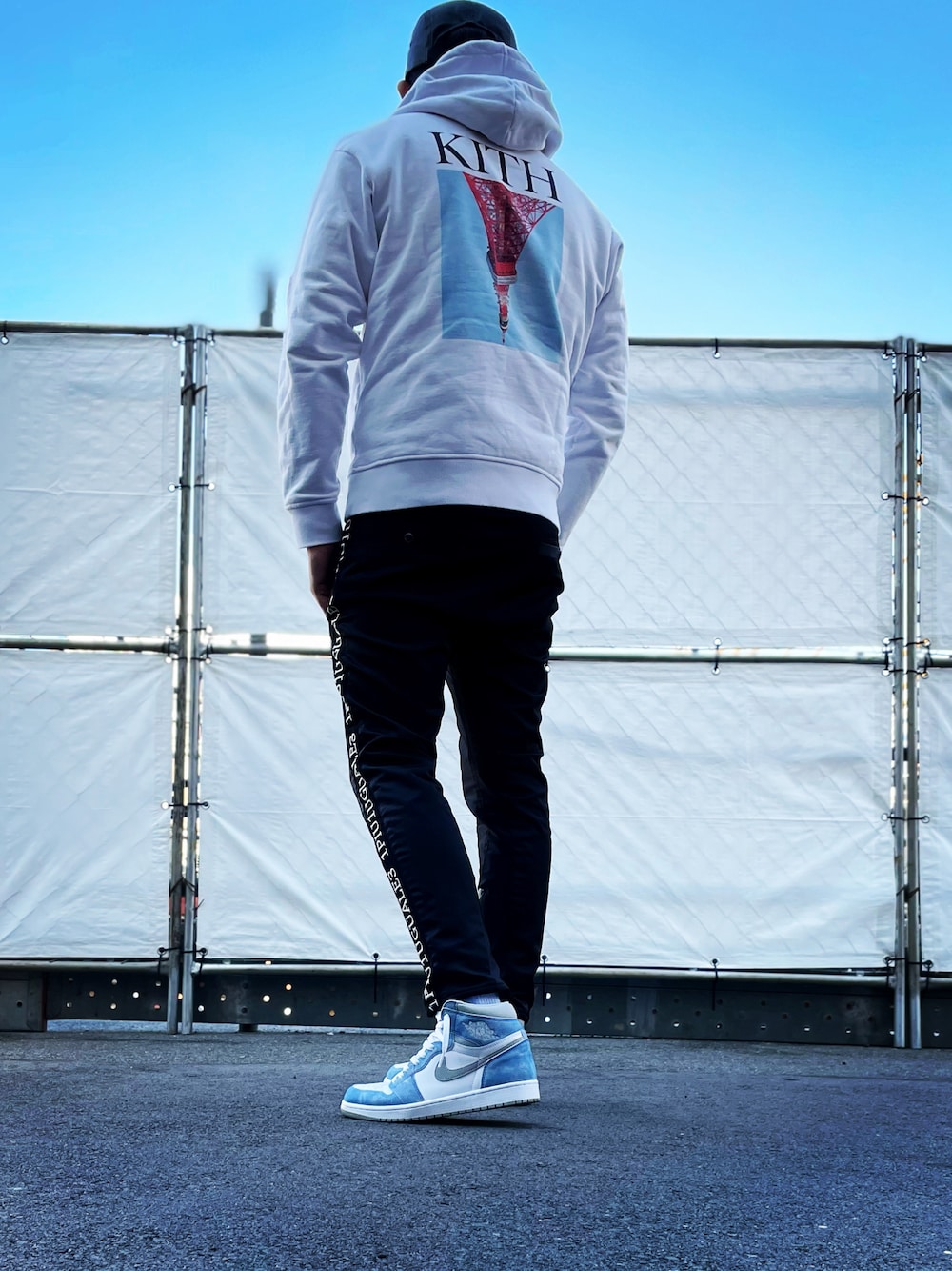 「スニーカーコーデ、大人カジュアル、1PIU1UGUALE3、supreme、jordan1、ハイパーロイヤル、ストリート、kith」｜「1piu1uguale3のアイテム（パンツ、ブラック系）」を使った、よすさん（メンズ・175cm）の冬コーディネートの1枚目の写真