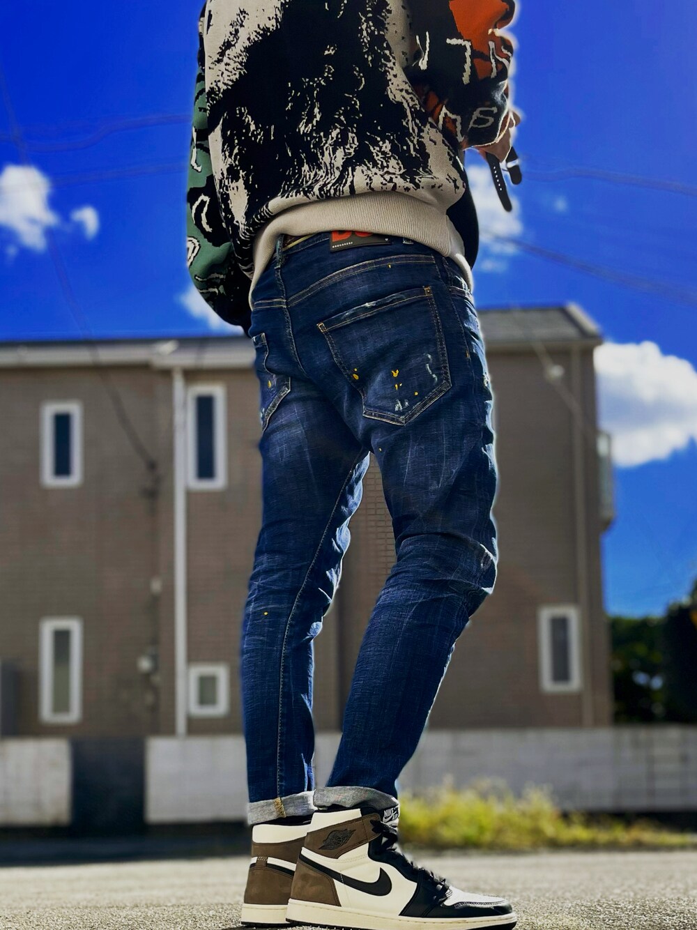 「秋、jordan1、NIKE、DSQUARED2、wearhalloween2021、おしゃれさんと繋がりたい、スニーカーコーデ、ストリートコーデ、セーター」｜「DSQUARED2のアイテム（デニムパンツ、ブルー系）」を使った、よすさん（メンズ・175cm）の秋コーディネートの1枚目の写真