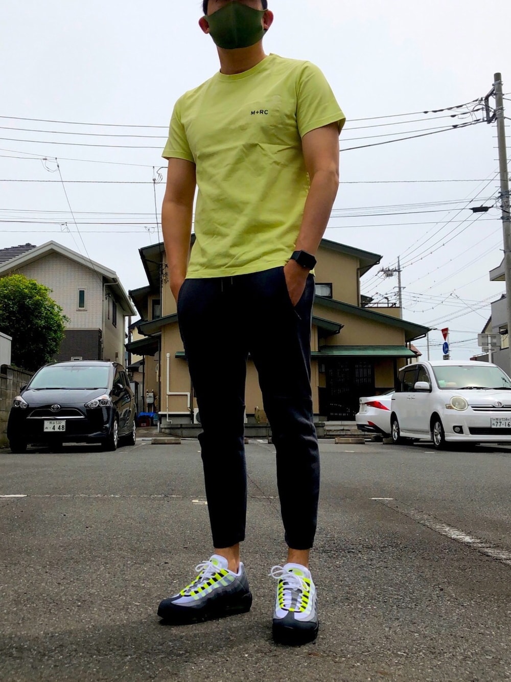 「休日スタイル、カジュアルコーデ、スニーカー、ストリートコーデ、NIKE、AIR MAX、イエローグラデ、マルシェノア、エアマックス95、ネオンカラー」｜「M＋RC NOIRのアイテム（Tシャツ/カットソー、イエロー系）」を使った、よすさん（メンズ・175cm）の春コーディネートの1枚目の写真