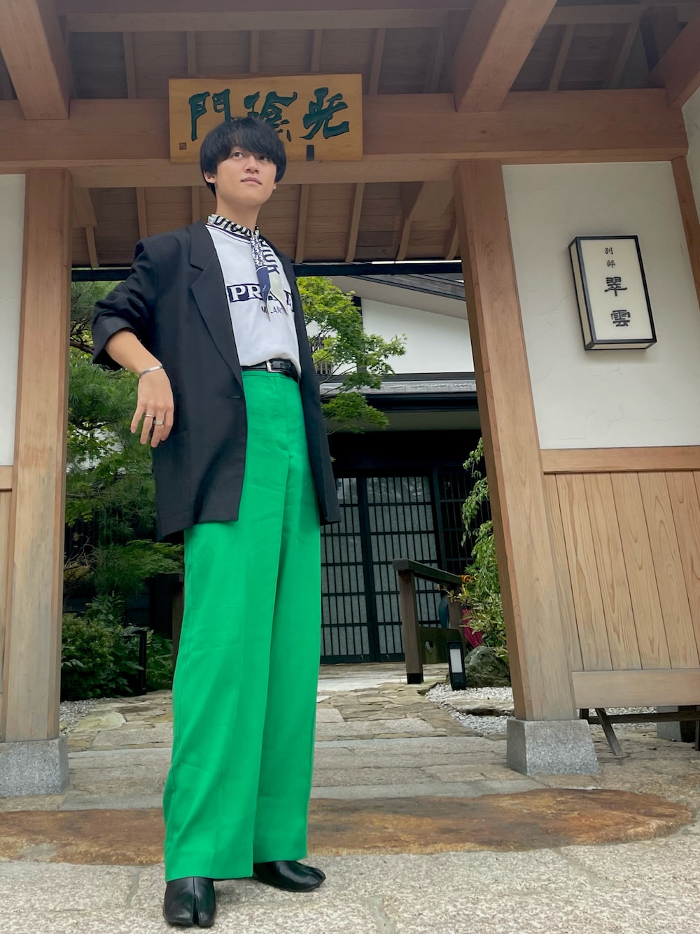 「PRADA、Dior、スカーフ、古着MIX、Maison Margiela、ワイドパンツ、ZARA、デート、グリーンコーデ、秋コーデ、タックイン、ヒールブーツ」｜「Maison MargielaのMaison Margiela 「タビ」ブーツ（ブーツ、ブラック系）」を使った、た  い  か〝さん（メンズ・166cm）の秋コーディネートの1枚目の写真