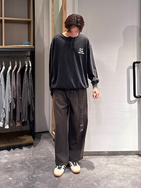 「CIAOPANIC TYPY（チャオパニックティピー）のパウダー加工ヘンリーロンTEE（Tシャツ/カットソー、ブラック系）」を使った、かとしょーさん（メンズ・180cm）の秋コーディネート