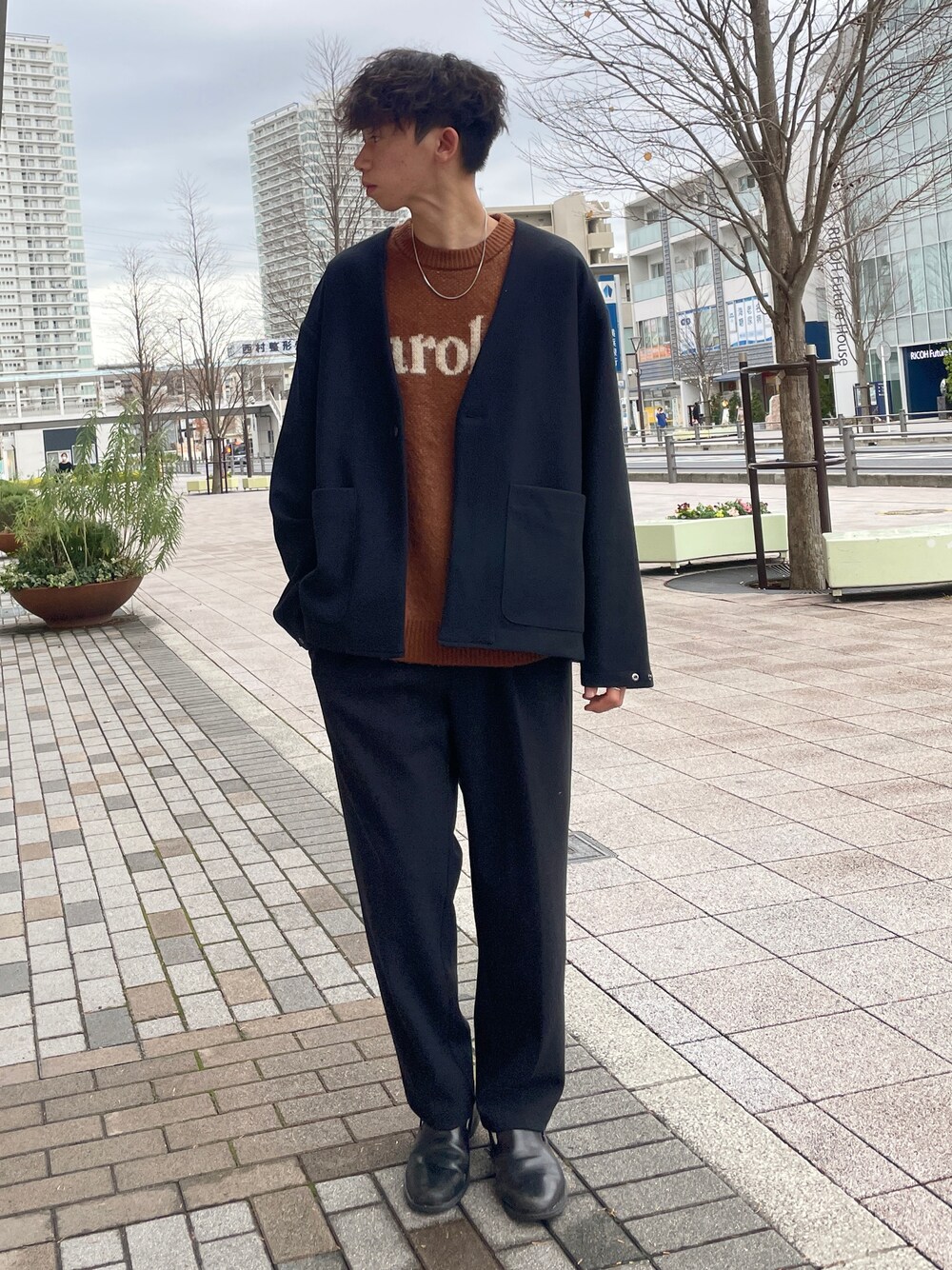「大人カジュアル、メンズコーデ、あったかコーデ、冬コーデ、ブラック、セットアップ、セットアップスタイル、ニット、ロゴニット、きれいめカジュアル、きれいめコーディネート、キレイめコーデ、ciaopanicTYPY、チャオパニックティピー(CIAOPANIC TYPY)、ラフ」｜「CIAOPANIC TYPYの□ニットメルトンノーカラージャケット（ノーカラージャケット、ブラック系）」を使った、かとしょーさん（メンズ・180cm）の冬コーディネートの1枚目の写真
