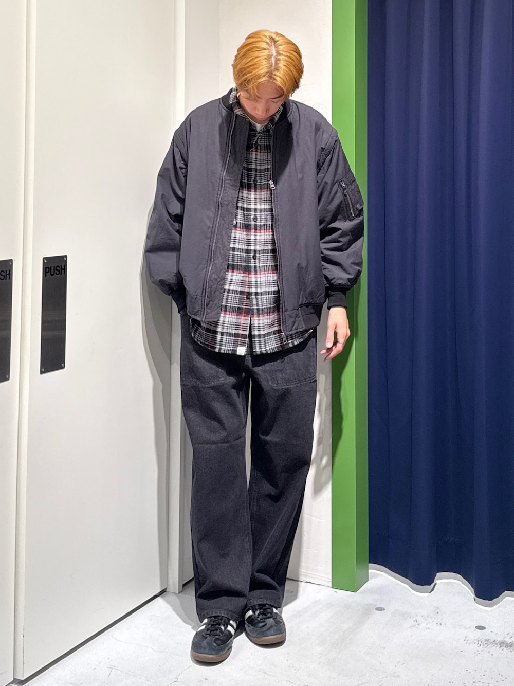 ブラック系のMA-1、グレー系のシャツ/ブラウス、ブラック系のデニムパンツを着用したメンズの秋コーディネートの1枚目の写真