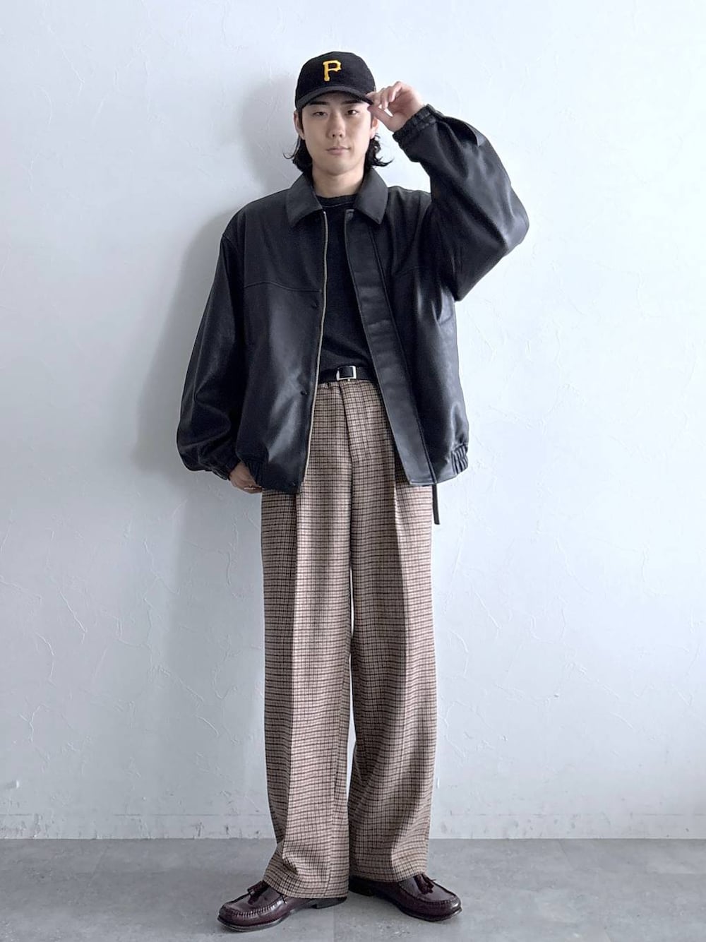 ブラック系のブルゾン、グレー系のTシャツ/カットソー、その他のスラックスを着用したメンズの秋コーディネートの1枚目の写真