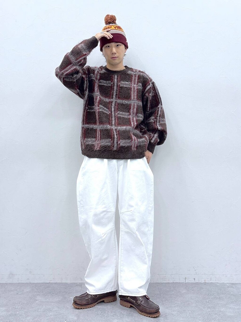 ホワイト系のデニムパンツ、グレー系のニットキャップ/ビーニーを着用したメンズの秋コーディネートの1枚目の写真