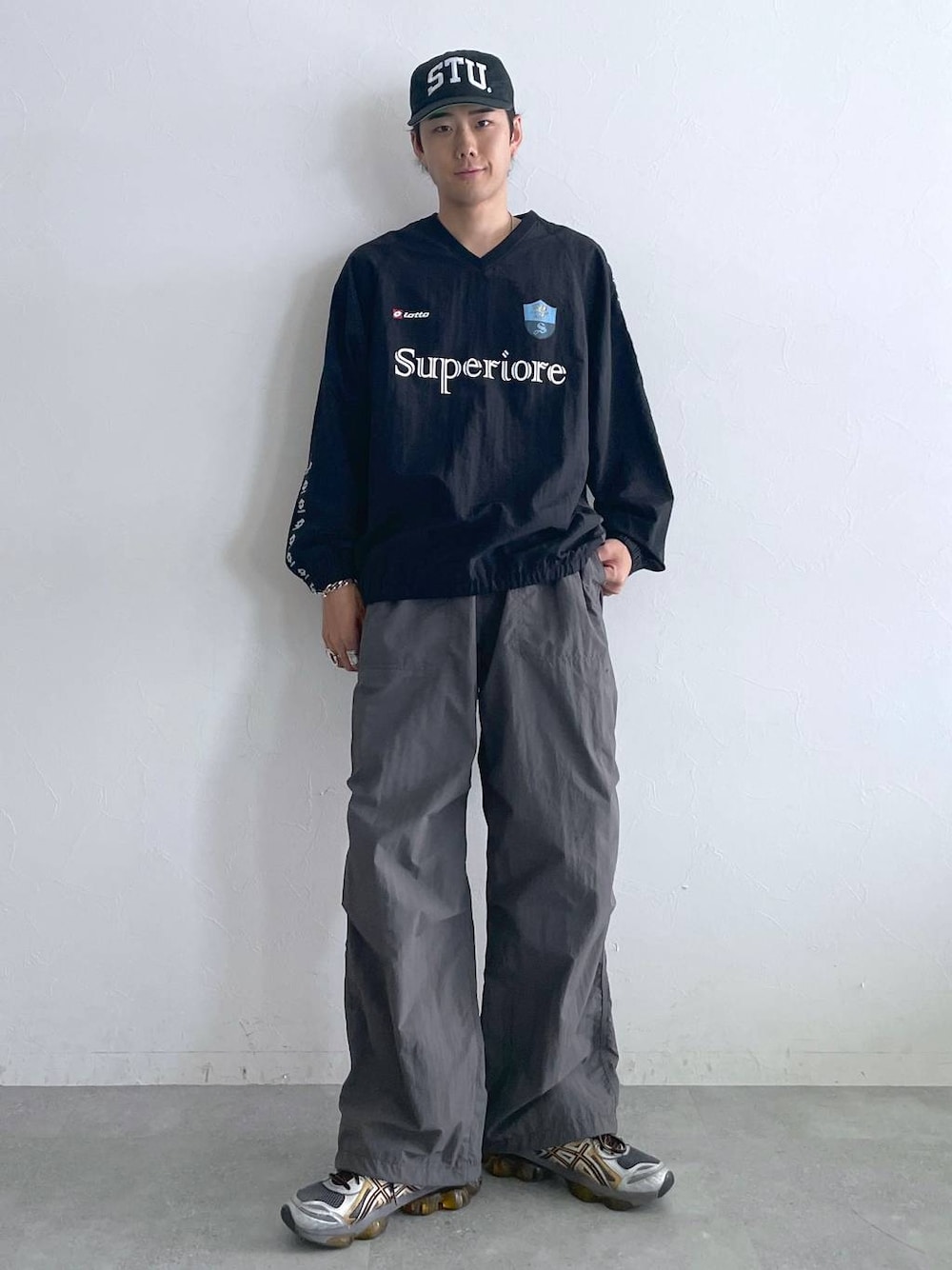 グレー系のカーゴパンツ、ブラック系のTシャツ/カットソー、シルバー系のネックレスを着用したメンズの夏コーディネートの1枚目の写真