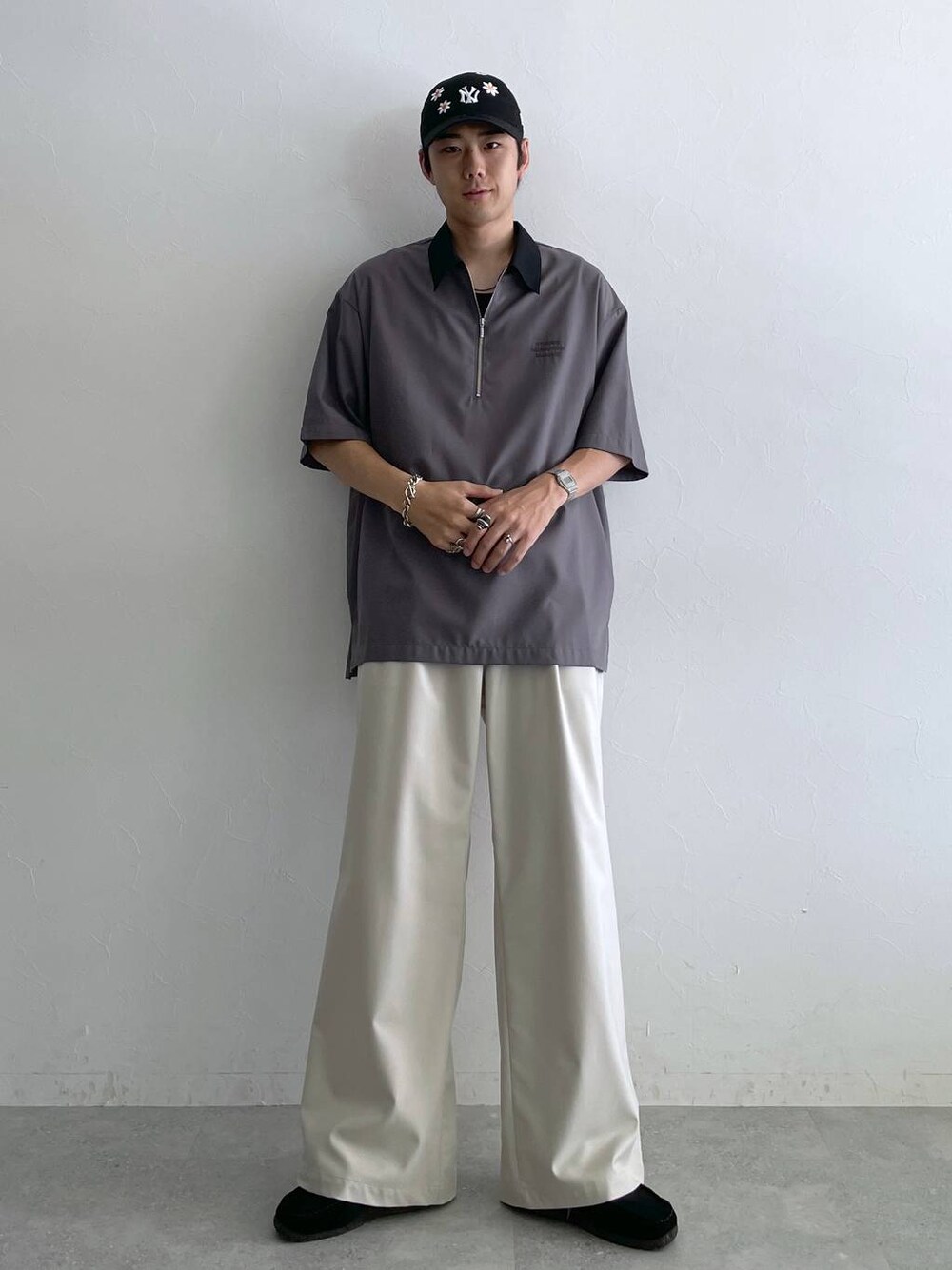 ホワイト系のスラックス、ブラック系のタンクトップ、グレー系のシャツ/ブラウスを着用したメンズの夏コーディネートの1枚目の写真