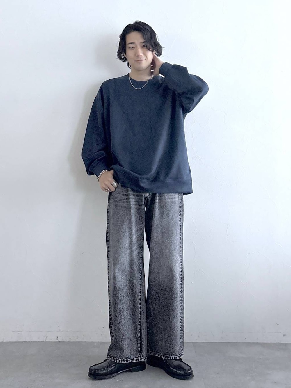 ブルー系のスウェット、グレー系のデニムパンツ、その他のネックレスを着用したメンズの冬コーディネートの1枚目の写真