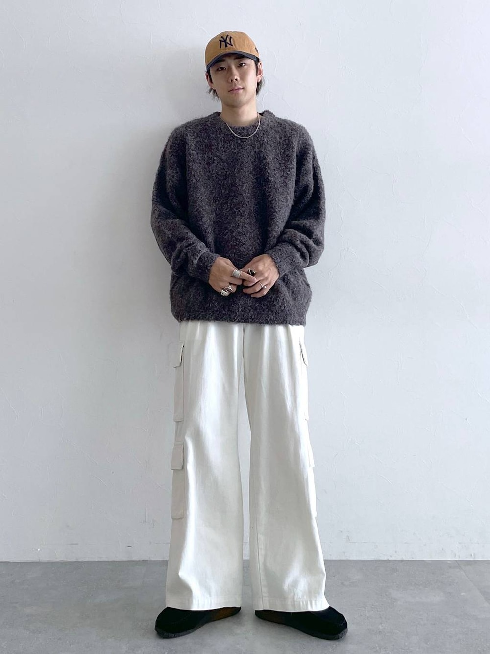 ホワイト系のデニムパンツ、ブルー系のキャップ、シルバー系のネックレスを着用したメンズの夏コーディネートの1枚目の写真