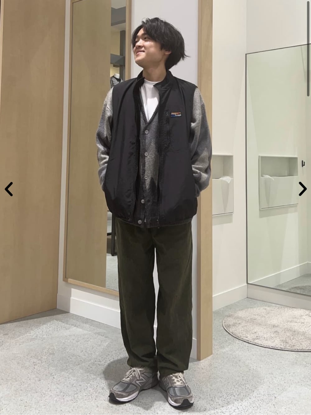 ブラック系のベスト、グレー系のカーディガン/ボレロ、グリーン系のその他パンツを着用したメンズの秋コーディネートの1枚目の写真