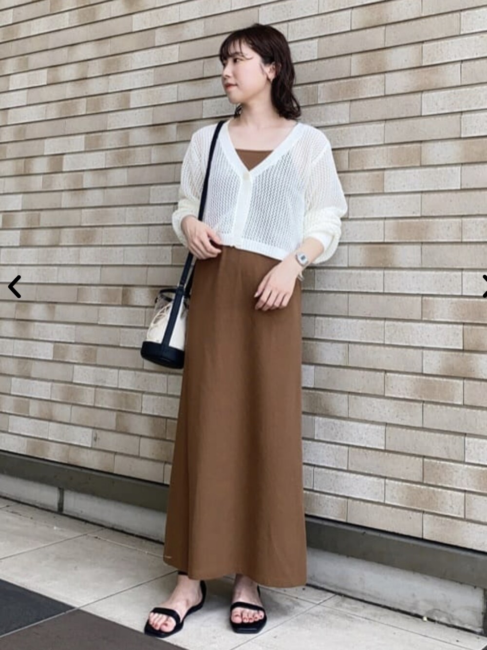 ホワイト系のカーディガン/ボレロ、ブラウン系のワンピースを着用したレディースの夏コーディネートの1枚目の写真
