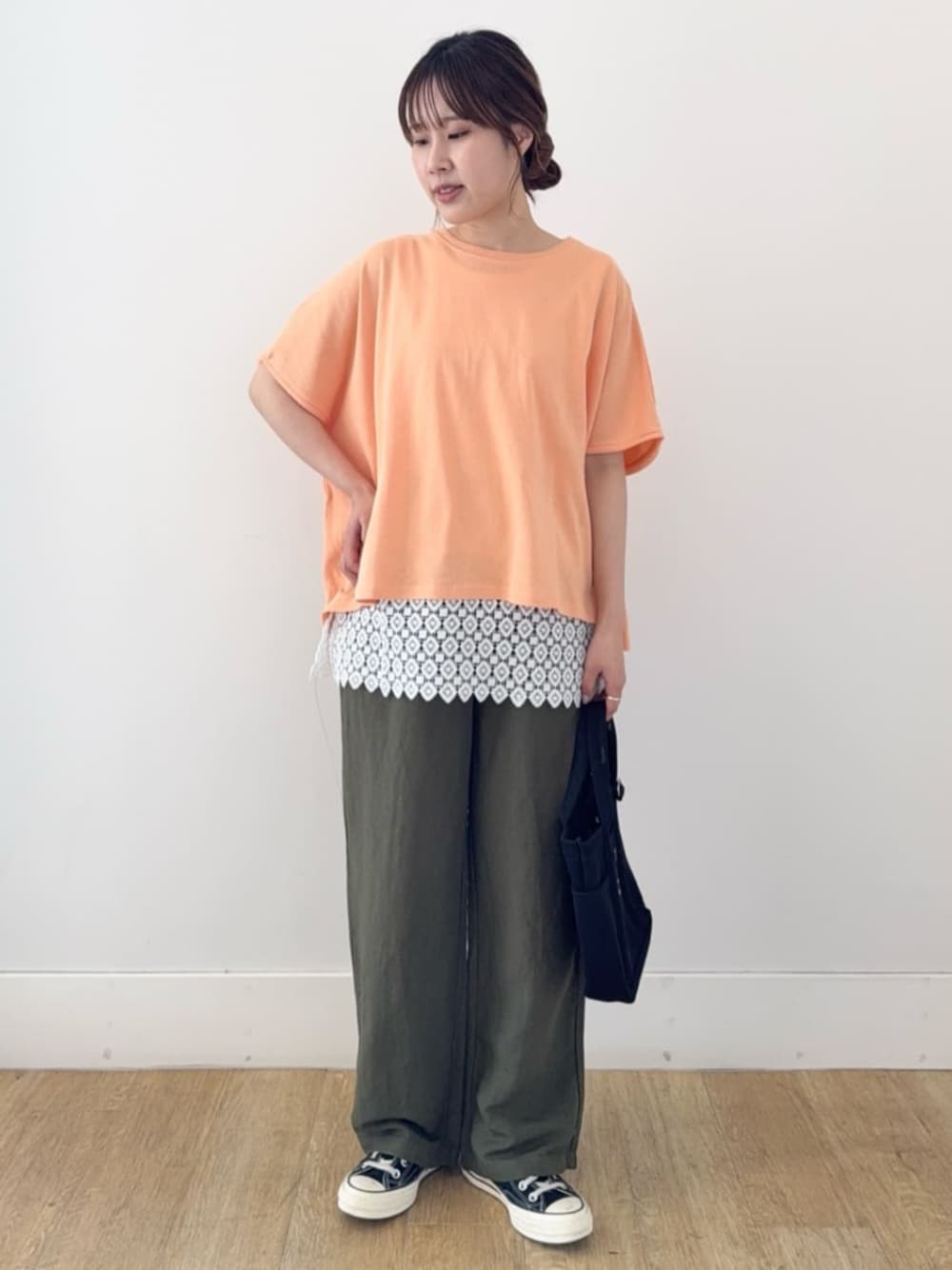 オレンジ系のTシャツ/カットソー、ホワイト系のタンクトップ、グリーン系のその他パンツを着用したレディースの夏コーディネートの1枚目の写真