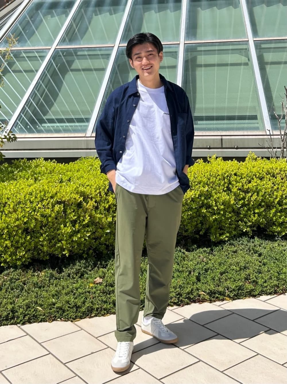 ホワイト系のTシャツ/カットソー、ブルー系のシャツ/ブラウス、グリーン系のその他パンツを着用したメンズの春コーディネートの1枚目の写真