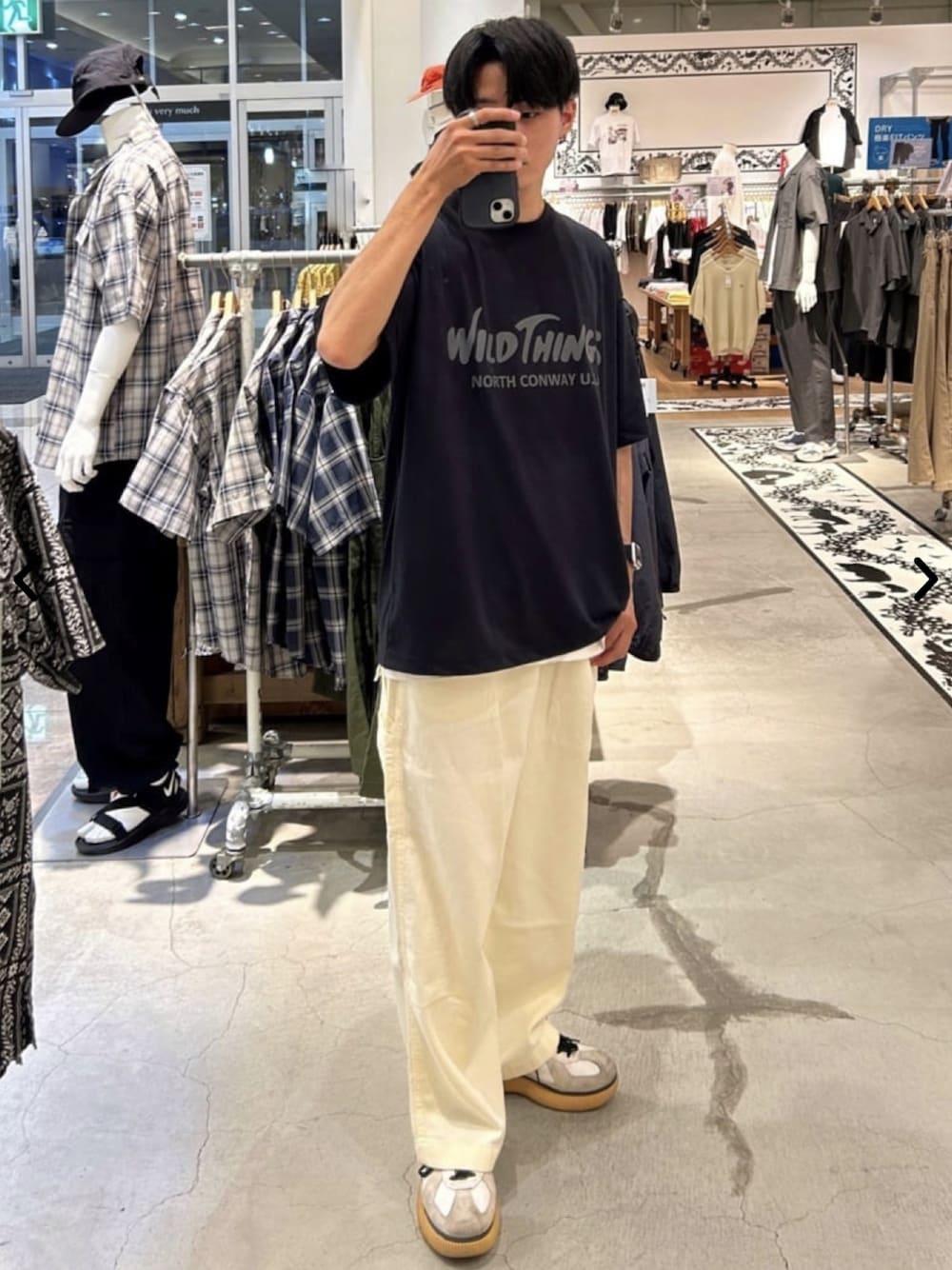 「coen、coenスタッフスタイリング、夏コーデ、リラックススタイル、Tシャツ、白パンツ、モノトーン」｜「WILD THINGSのWILD　THINGS（ワイルドシングス）別注プリントTシャツ（Tシャツ/カットソー、ブラック系）」を使った、coen officialさん（メンズ・170cm）の春コーディネートの1枚目の写真