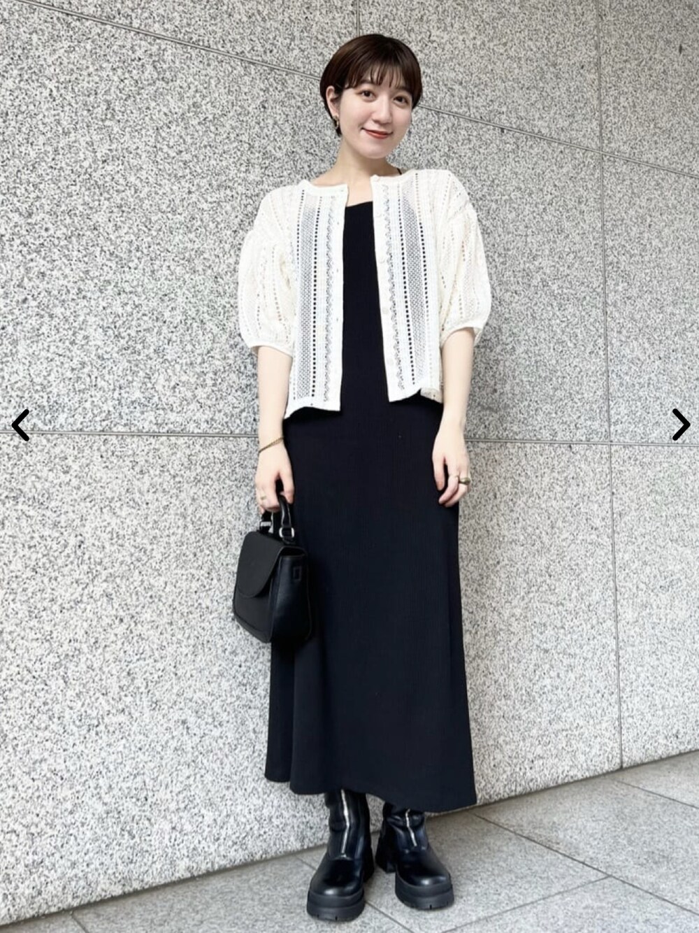 ホワイト系のシャツ/ブラウス、ブラック系のワンピース、ブラック系のブーツを着用したレディースの夏コーディネートの1枚目の写真