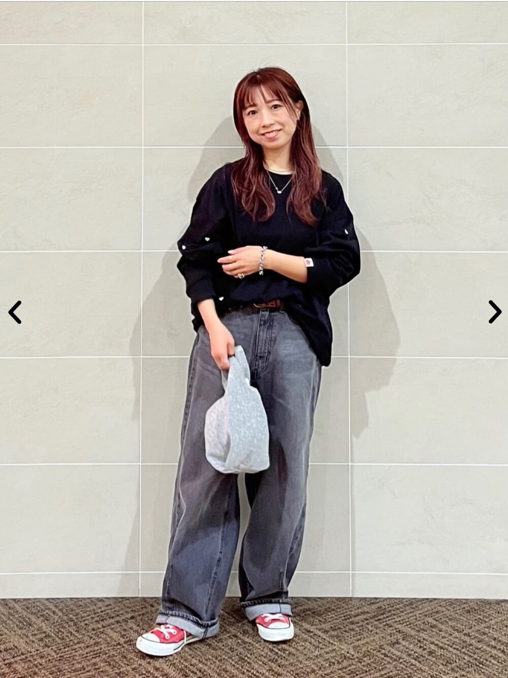 ブラック系のTシャツ/カットソー、グレー系のデニムパンツ、シルバー系のハンドバッグを着用したレディースの秋コーディネートの1枚目の写真