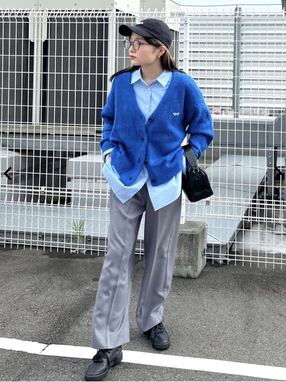 ブルー系のカーディガン/ボレロ、グレー系のスラックスを着用したレディースの秋コーディネートの1枚目の写真