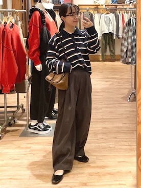 「アイテム（チノパンツ、グレー系）」を使った、coen officialさん（レディース・155cm）の秋コーディネート