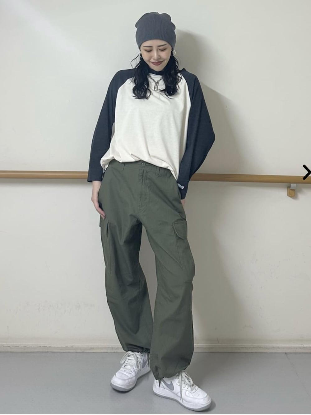 「coen、coenスタッフスタイリング、ラグランTシャツ、ロンT、カーゴパンツ、ニット帽、スニーカー、スポーツミックス、秋服コーデ、秋、秋服準備はじめました、高身長女子、骨格ウェーブ」｜「PENNEYSのPENNEYS（ぺニーズ）別注ラグランスリーブ（Tシャツ/カットソー、グレー系）」を使った、coen officialさん（レディース・169cm）の秋コーディネートの1枚目の写真