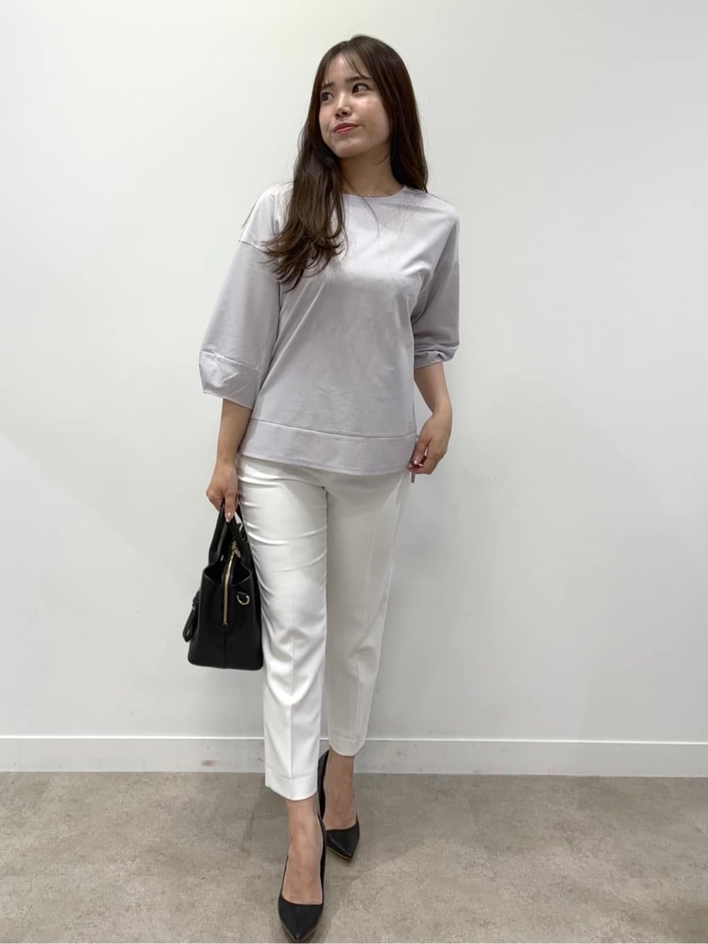 グレー系のTシャツ/カットソー、ホワイト系のその他パンツを着用したレディースの春コーディネートの1枚目の写真