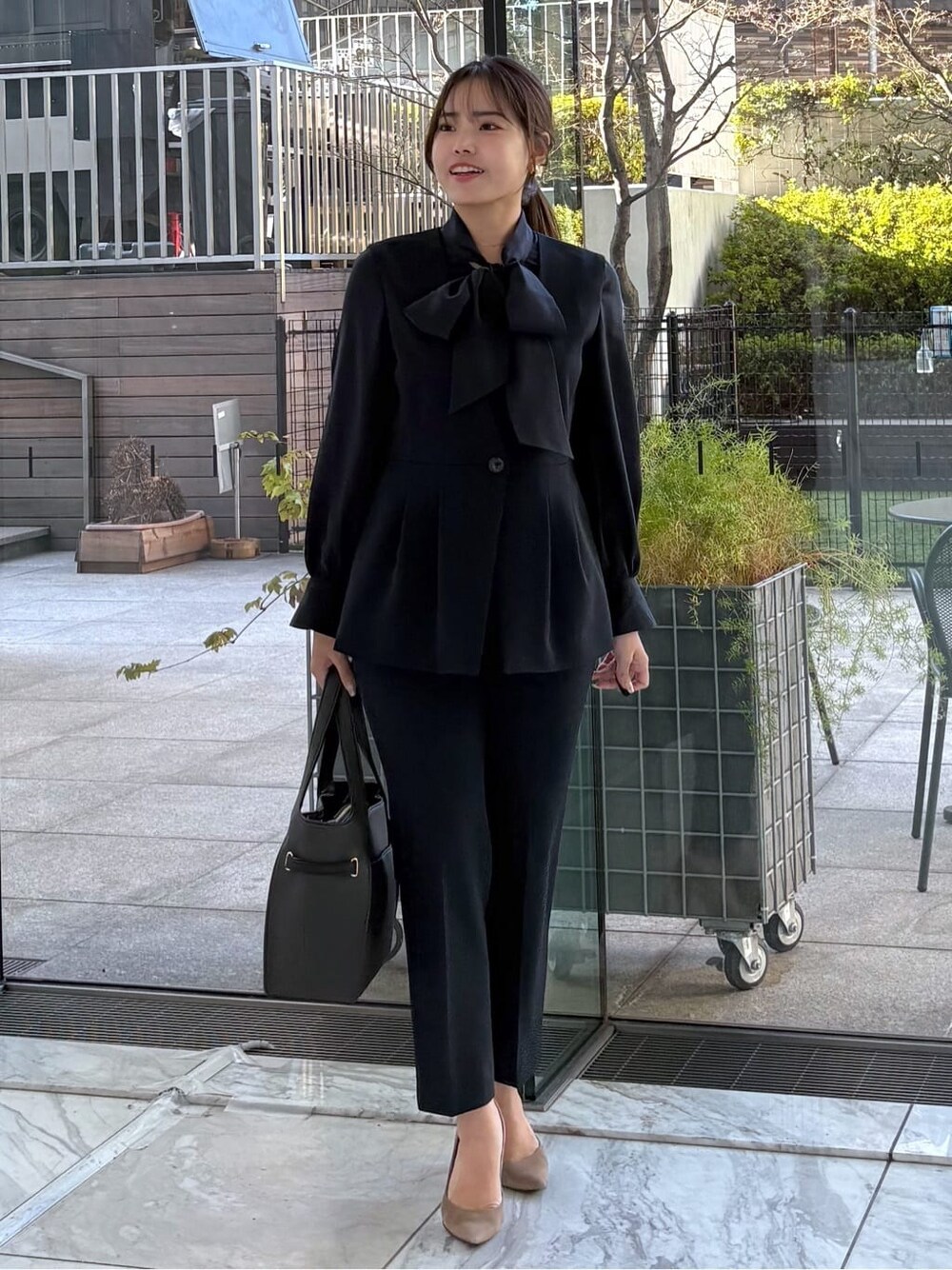 ブルー系のベスト、ブルー系のその他パンツ、ブルー系のシャツ/ブラウスを着用したレディースの冬コーディネートの1枚目の写真