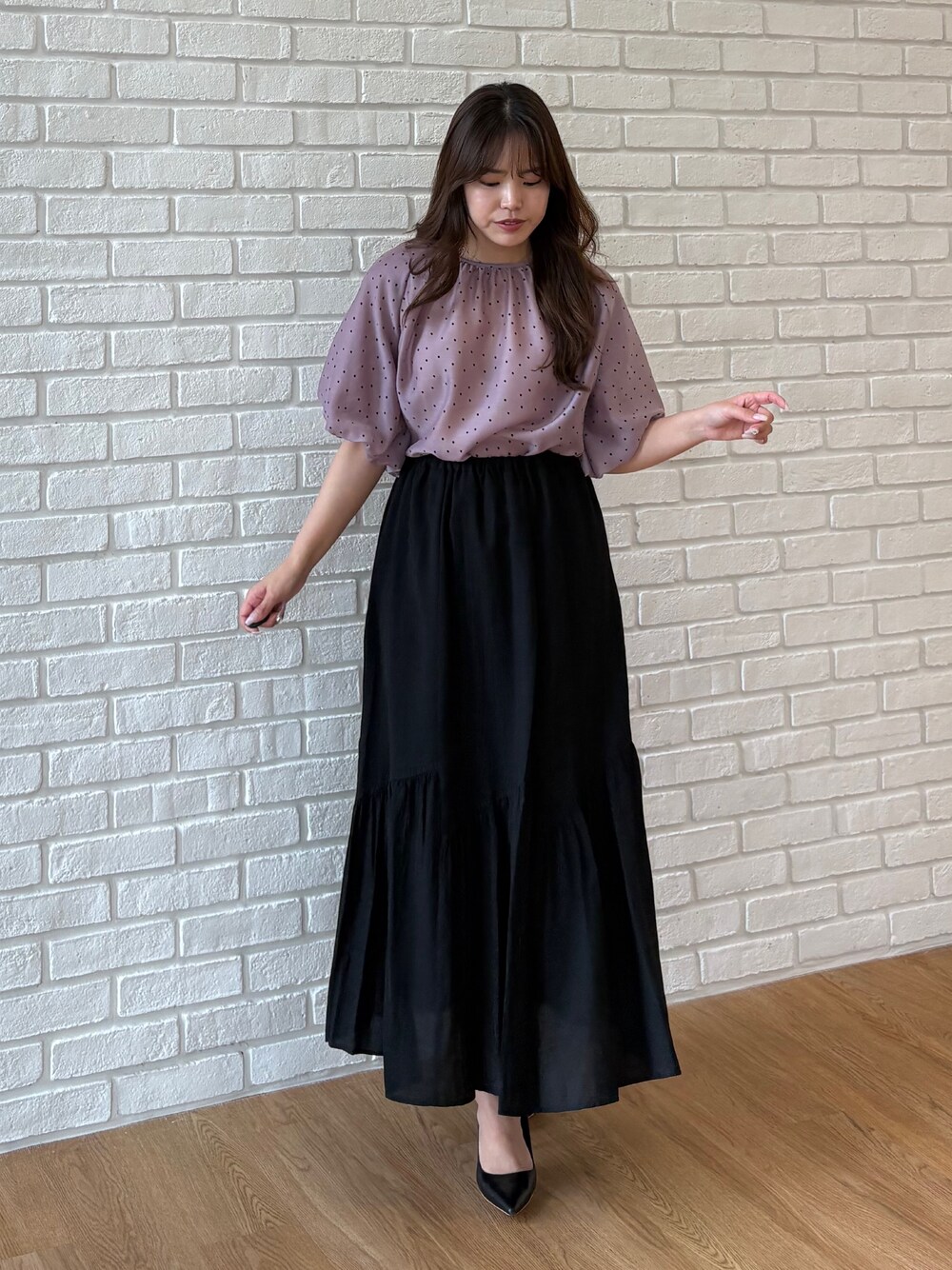 パープル系のシャツ/ブラウス、ブラック系のスカートを着用したレディースの夏コーディネートの1枚目の写真