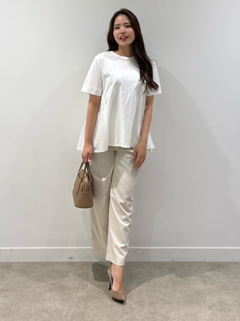 ホワイト系のTシャツ/カットソー、ベージュ系のその他パンツを着用したレディースの春コーディネートの1枚目の写真