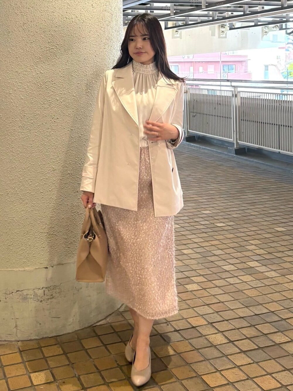ベージュ系のトレンチコート、ベージュ系のシャツ/ブラウス、ベージュ系のスカートを着用したレディースの春コーディネートの1枚目の写真