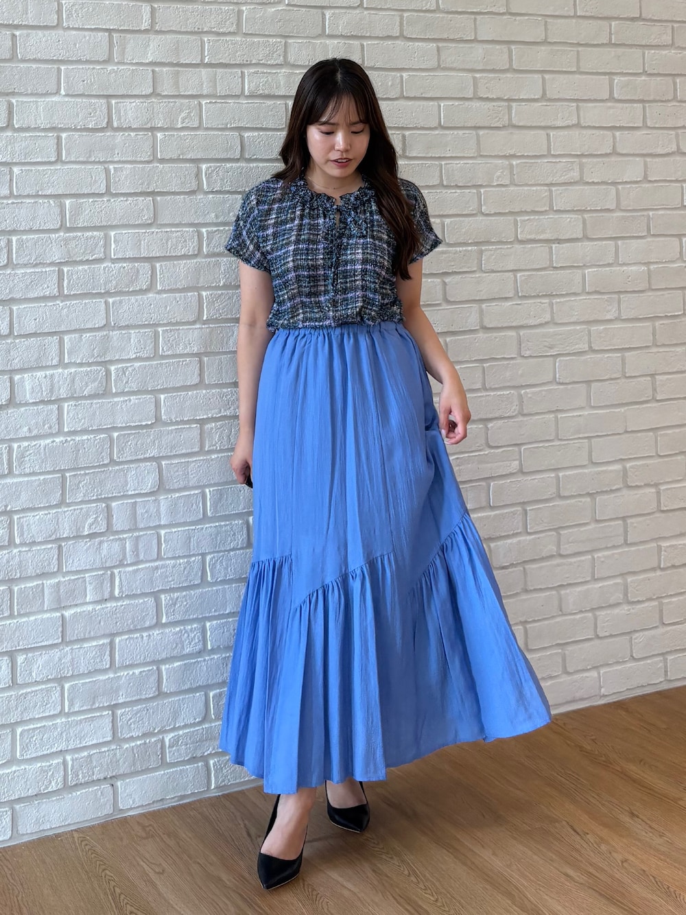 ブルー系のスカート、ブルー系のシャツ/ブラウスを着用したレディースの夏コーディネートの1枚目の写真