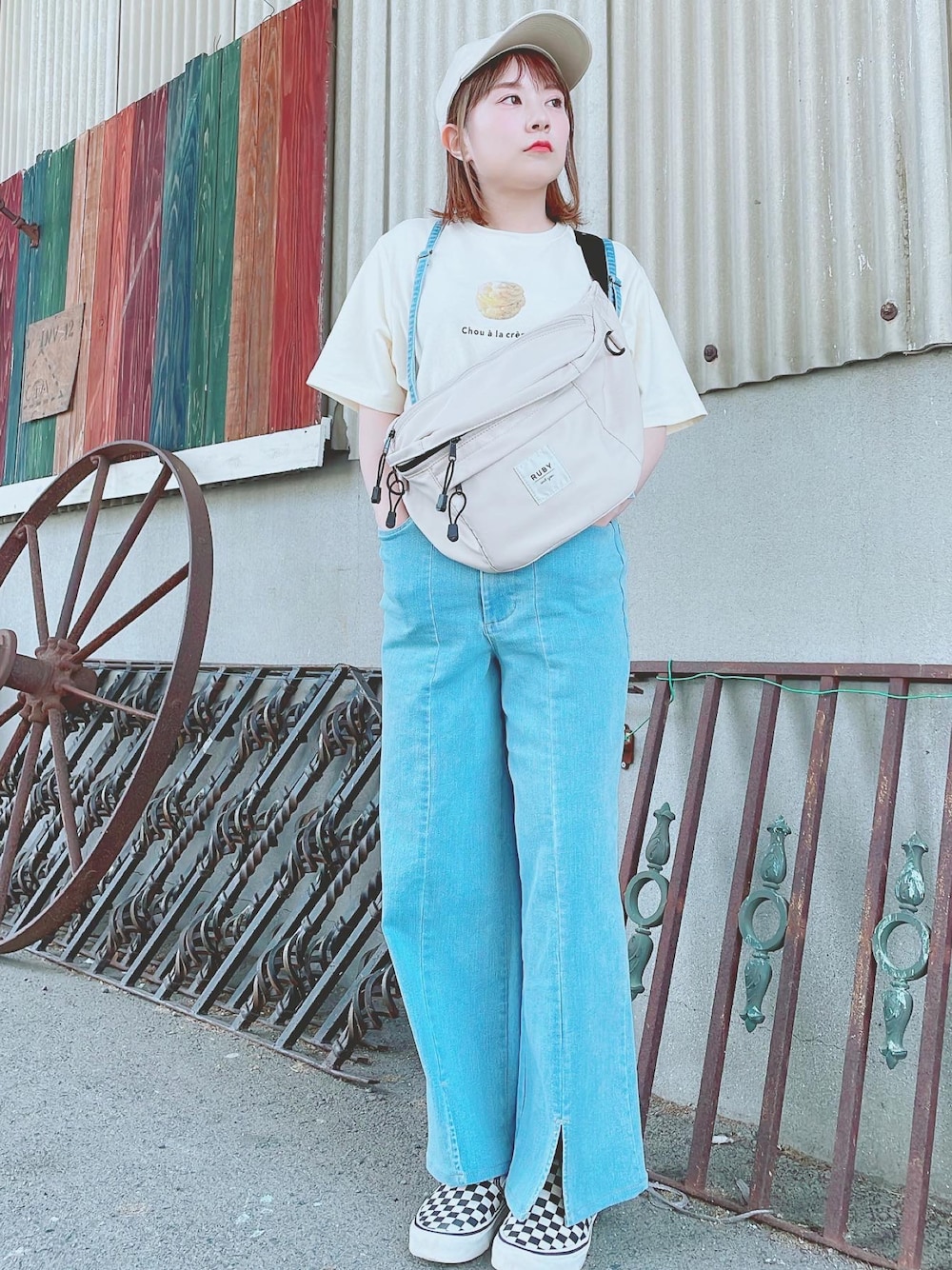 「春夏コーデ、ママコーデ、低身長、オトナカワイイ、カジュアルガーリー、キャップ、Tシャツ、スリットパンツ、スニーカー、ボディバッグ、ベージュ、ブルー、デニム、RUBY AND YOU、VANS」｜「RUBY AND YOUの2WAYストレッチスリットパンツ LIGHTBLUE（その他パンツ、ブルー系）」を使った、me.maさん（レディース・150cm）の夏コーディネートの1枚目の写真