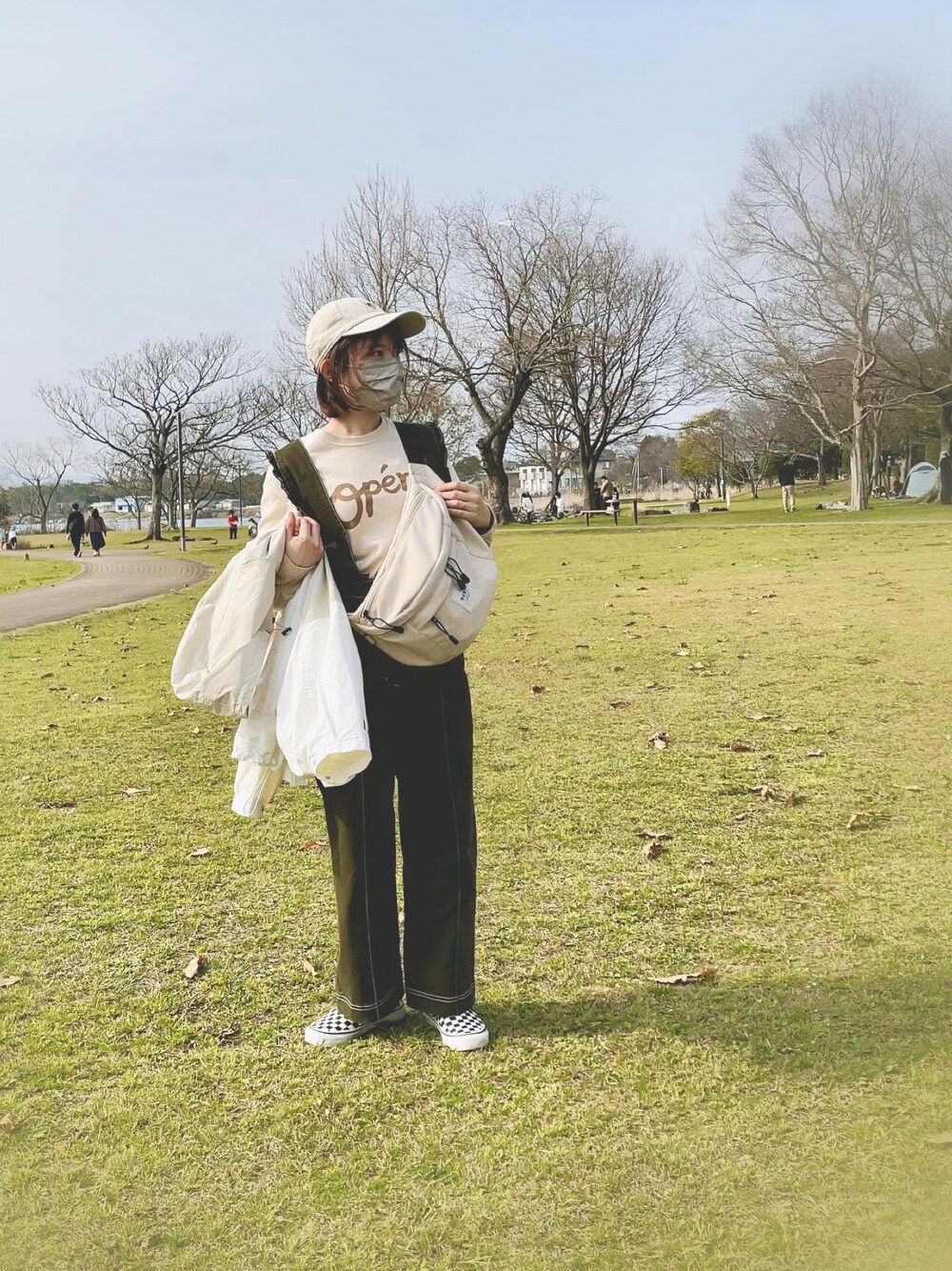 「春服デビュー宣言、ママコーデ、低身長、オトナカワイイ、カジュアルガーリー、ロゴT、サロペット、ナイロンジャケット、ボディバッグ、キャップ、スニーカー、カーキ、ベージュ、RUBY AND YOU、VANS」｜「RUBY AND YOUのRUBYロゴナイロンジャケット MUSHROOM（ナイロンジャケット、ベージュ系）」を使った、me.maさん（レディース・150cm）の春コーディネートの1枚目の写真