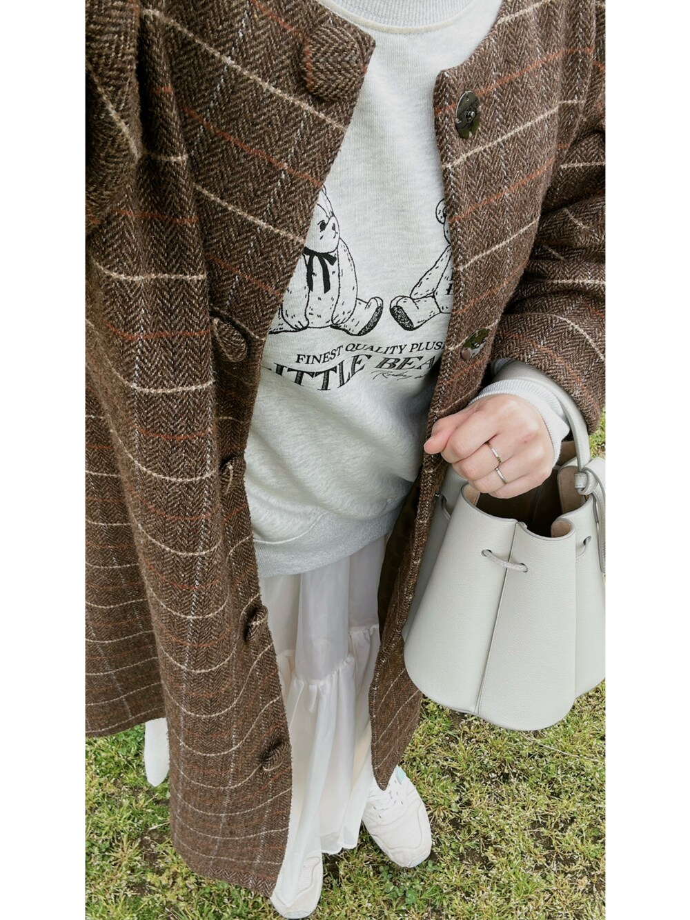 「冬コーデ、ママコーデ、低身長、オトナカワイイ、カジュアルガーリー、ノーカラーコート、スウェット、チュールスカート、スニーカー、ショルダーバッグ、ブラウン、ホワイト、RUBY AND YOU、polene、New Balance」｜「RUBY AND YOUのベアプリントトレーナー（スウェット、ベージュ系）」を使った、me.maさん（レディース・150cm）の春コーディネートの1枚目の写真