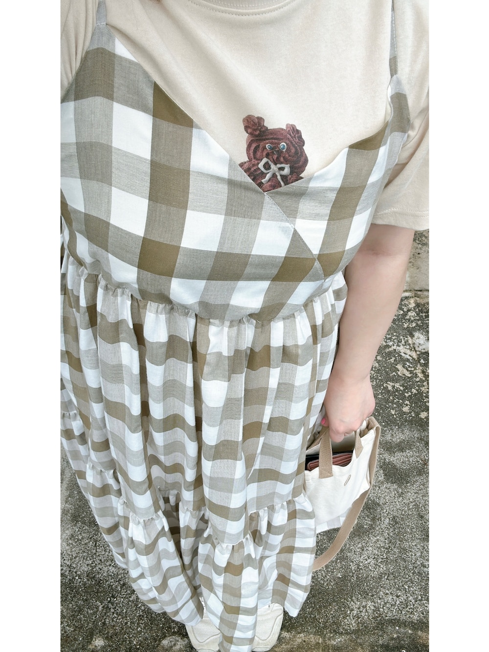 ベージュ系のTシャツ/カットソー、グリーン系のワンピース、ブラウン系のショルダーバッグを着用したレディースの秋コーディネートの1枚目の写真