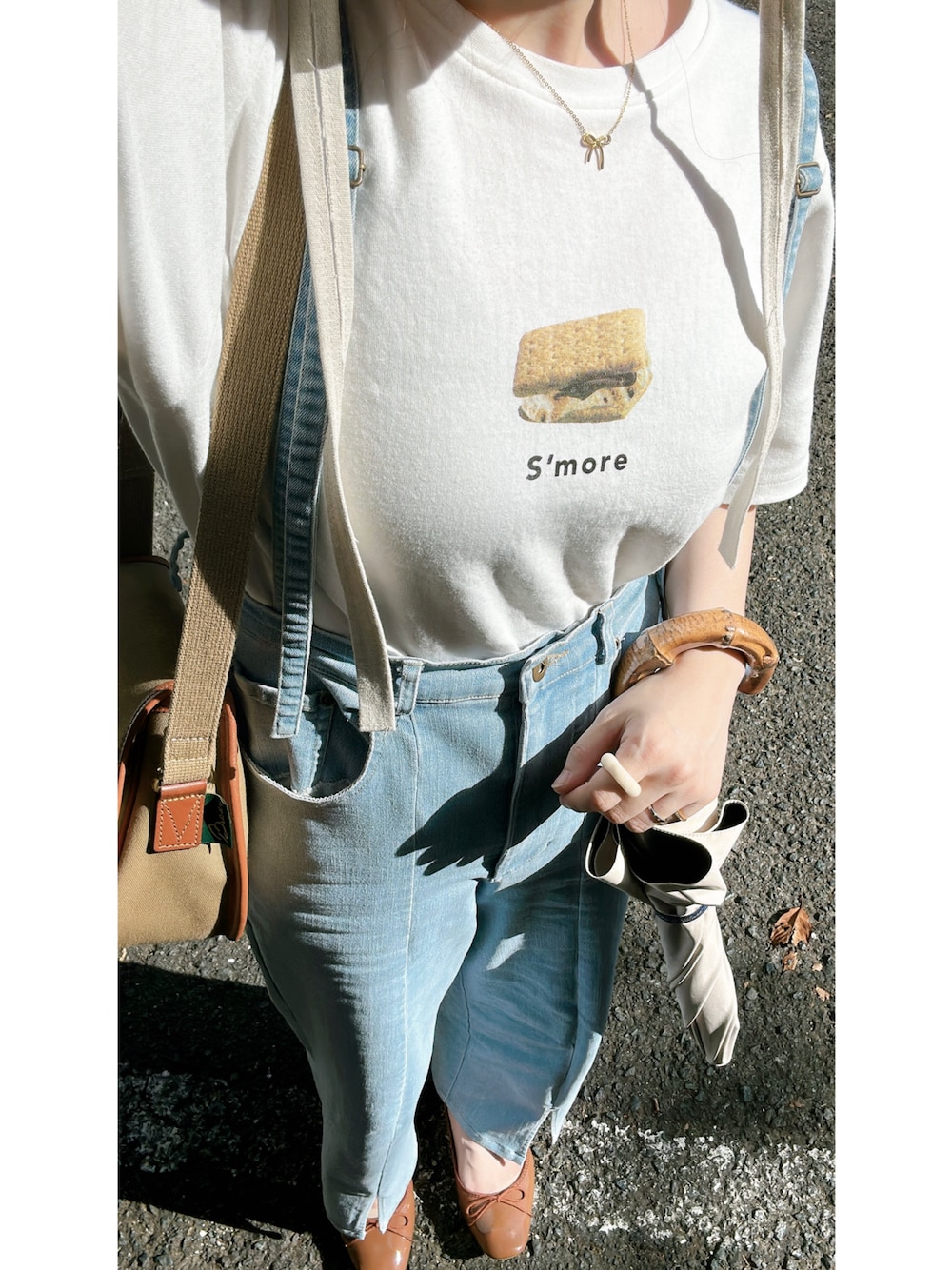 「夏コーデ、ママコーデ、オトナカワイイ、カジュアルガーリー、Tシャツ、スリットパンツ、サスペンダー、ショルダーバッグ、バレエシューズ、バケットハット、日傘、ブルー、ベージュ、RUBY AND YOU、BRADY」｜「CEMONEMOの【金属アレルギー対応】 リボンネックレス / サージカルステンレス 316L（ネックレス、ゴールド系）」を使った、me.maさん（レディース・150cm）の夏コーディネートの1枚目の写真