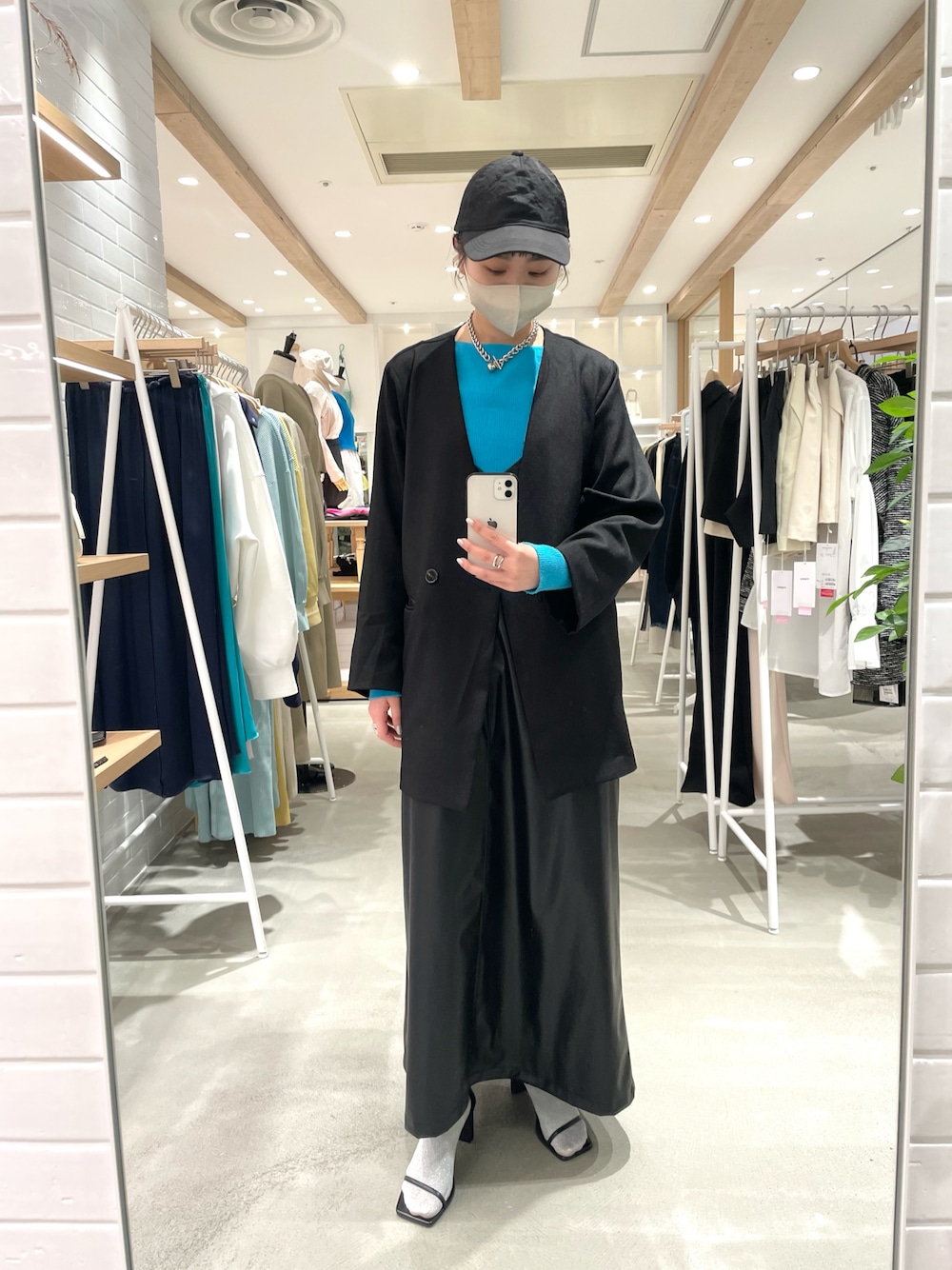 ブラック系のノーカラージャケット、ブラック系のワンピース、シルバー系のサンダルを着用したレディースの冬コーディネートの1枚目の写真