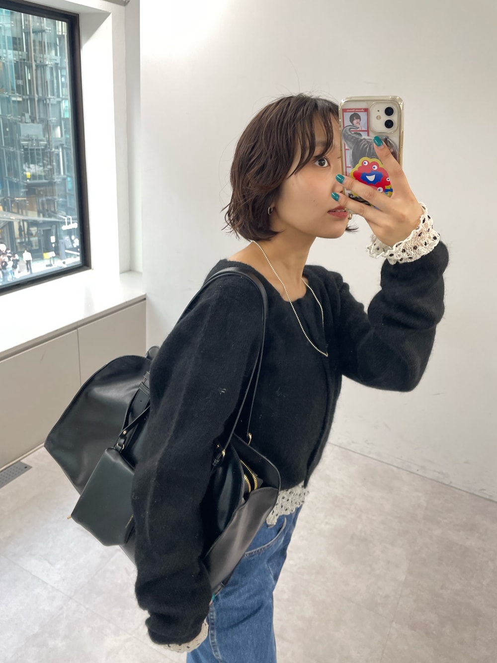 ブラック系のカーディガン/ボレロ、ホワイト系のTシャツ/カットソー、ブラック系のトートバッグを着用したレディースの秋コーディネートの1枚目の写真