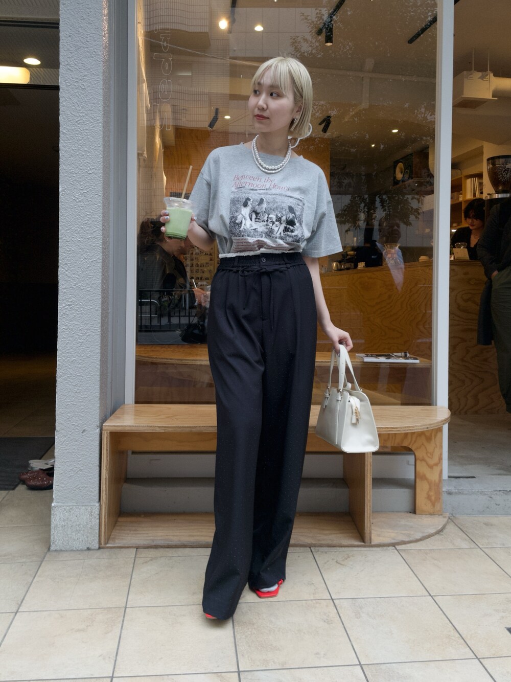グレー系のTシャツ/カットソー、レッド系のサンダル、ホワイト系のネックレスを着用したレディースの春コーディネートの1枚目の写真