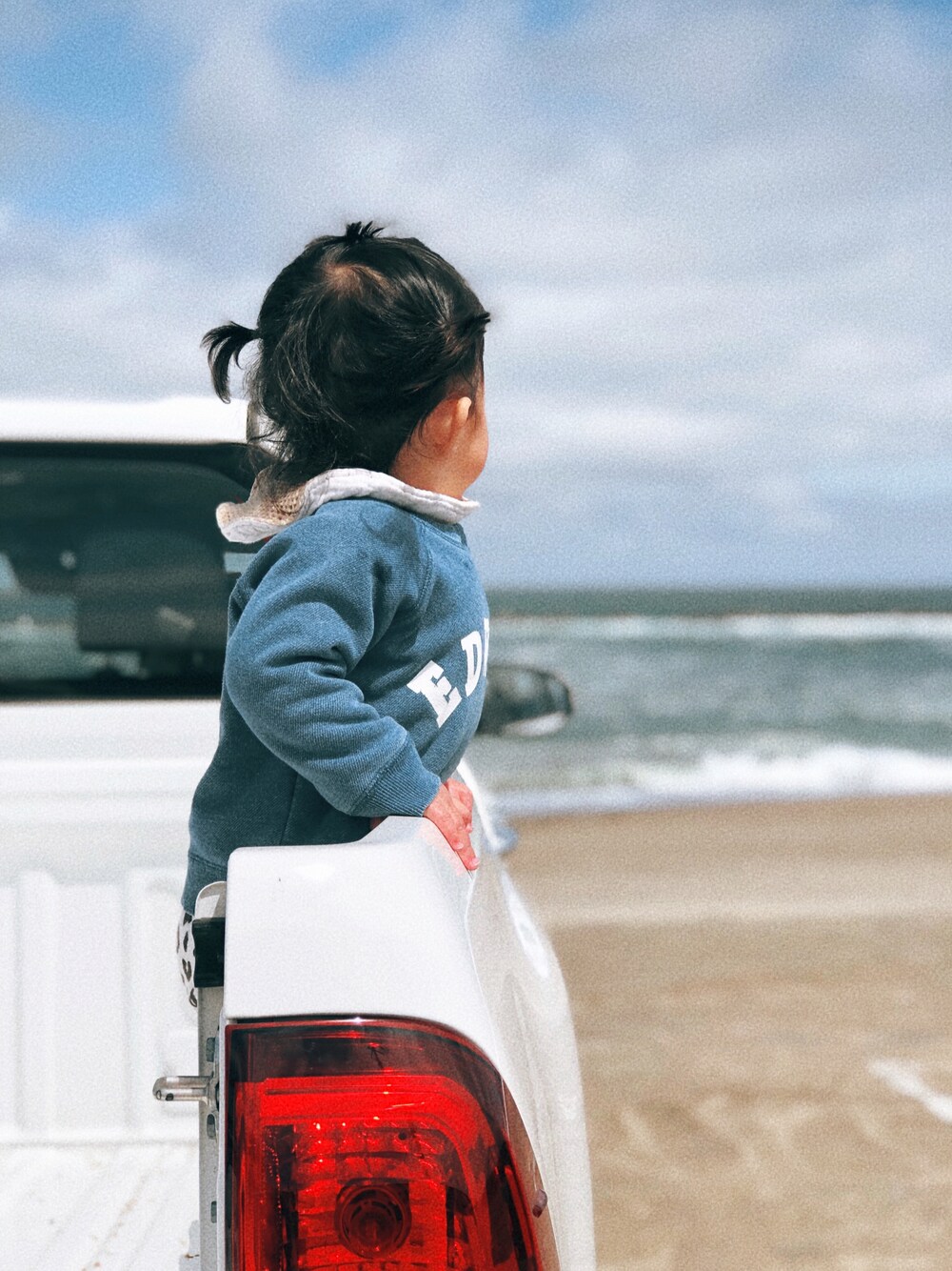 「1歳5ヶ月、女の子、海」｜「EDWINのEDWIN/エドウイン裏シャギートレーナー（スウェット、ブルー系）」を使った、rさん（キッズ・80cm）の春コーディネートの1枚目の写真