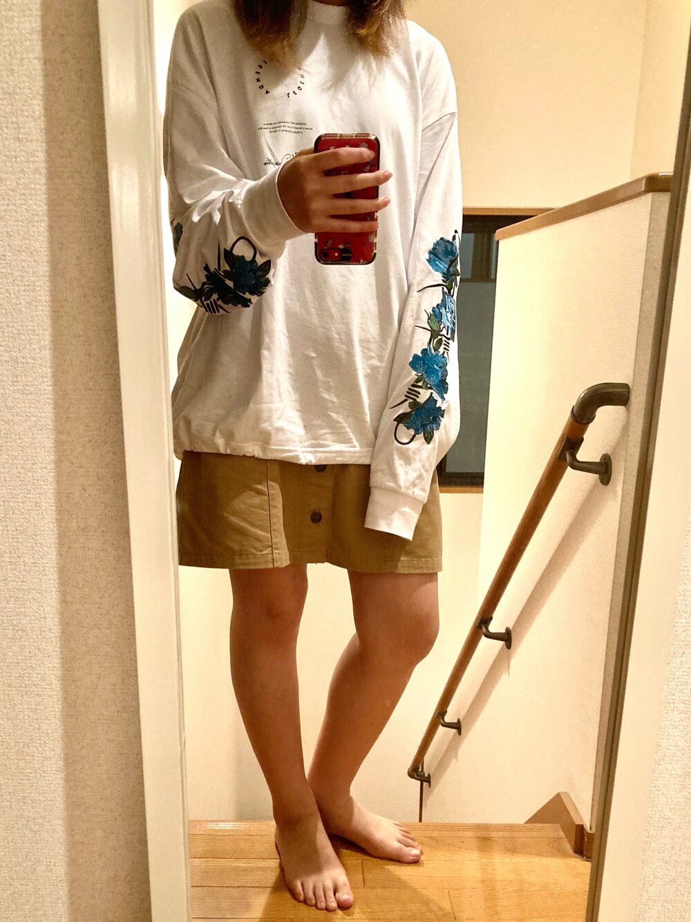 「だから秋服が好き、シンプル、ゆったりコーデ、ストリート、LEGENDA」｜「LEGENDAのBarbed wire Rose Longsleeve T-shirt（Tシャツ/カットソー、ホワイト系）」を使った、すずゆらさん（レディース・163cm）の秋コーディネートの1枚目の写真