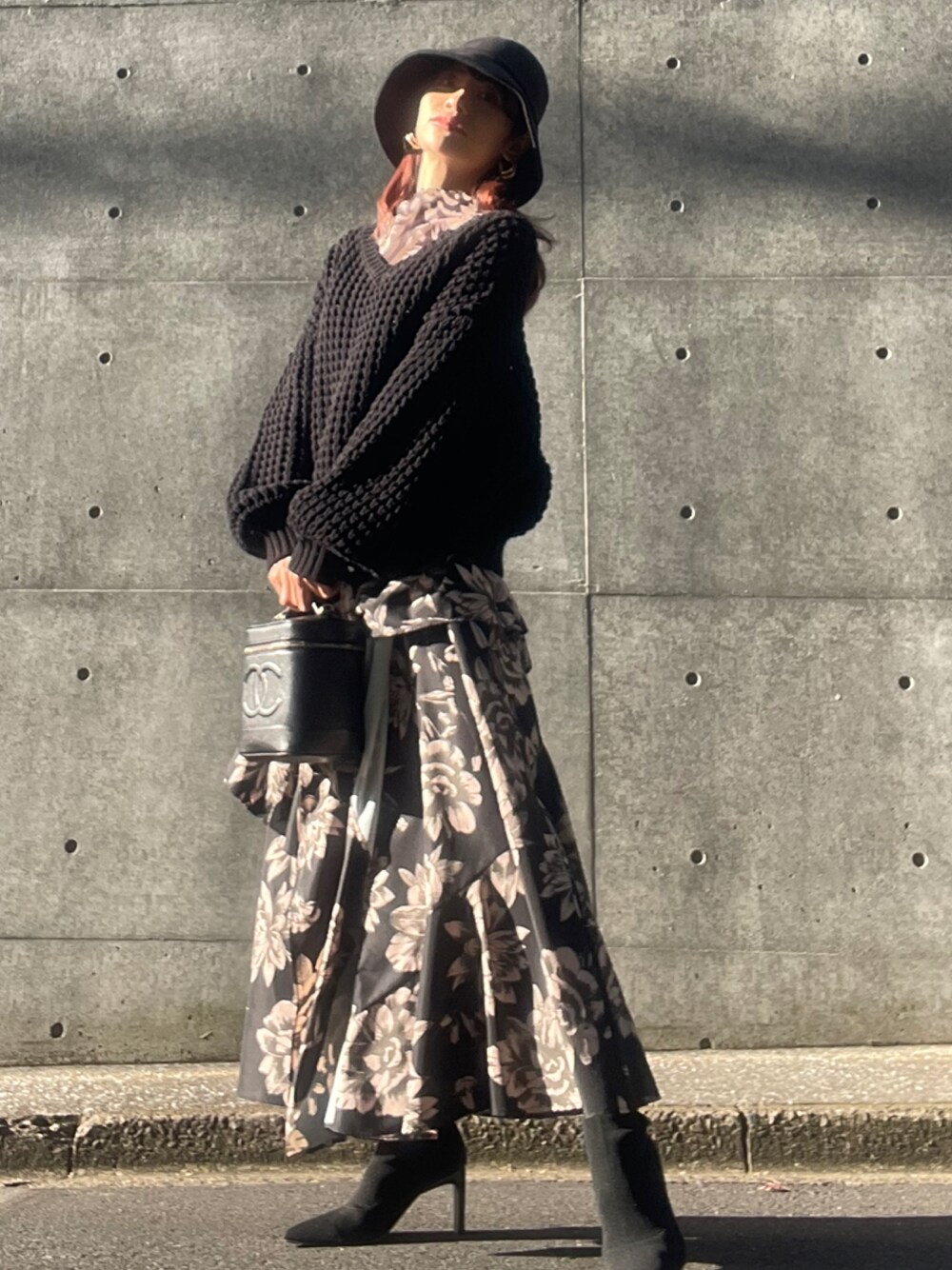 「オトナカジュアル、休日スタイル、rienda、フェミニン、今日のコーデ、大人ガーリー、オトナ女子、ブラック、ティアードスカート、ニット」｜「riendaのアシンメトリーフリルデザインフレアスカート（スカート、ブラック系）」を使った、みすさち【見須幸代】さん（レディース・160cm）の冬コーディネートの1枚目の写真