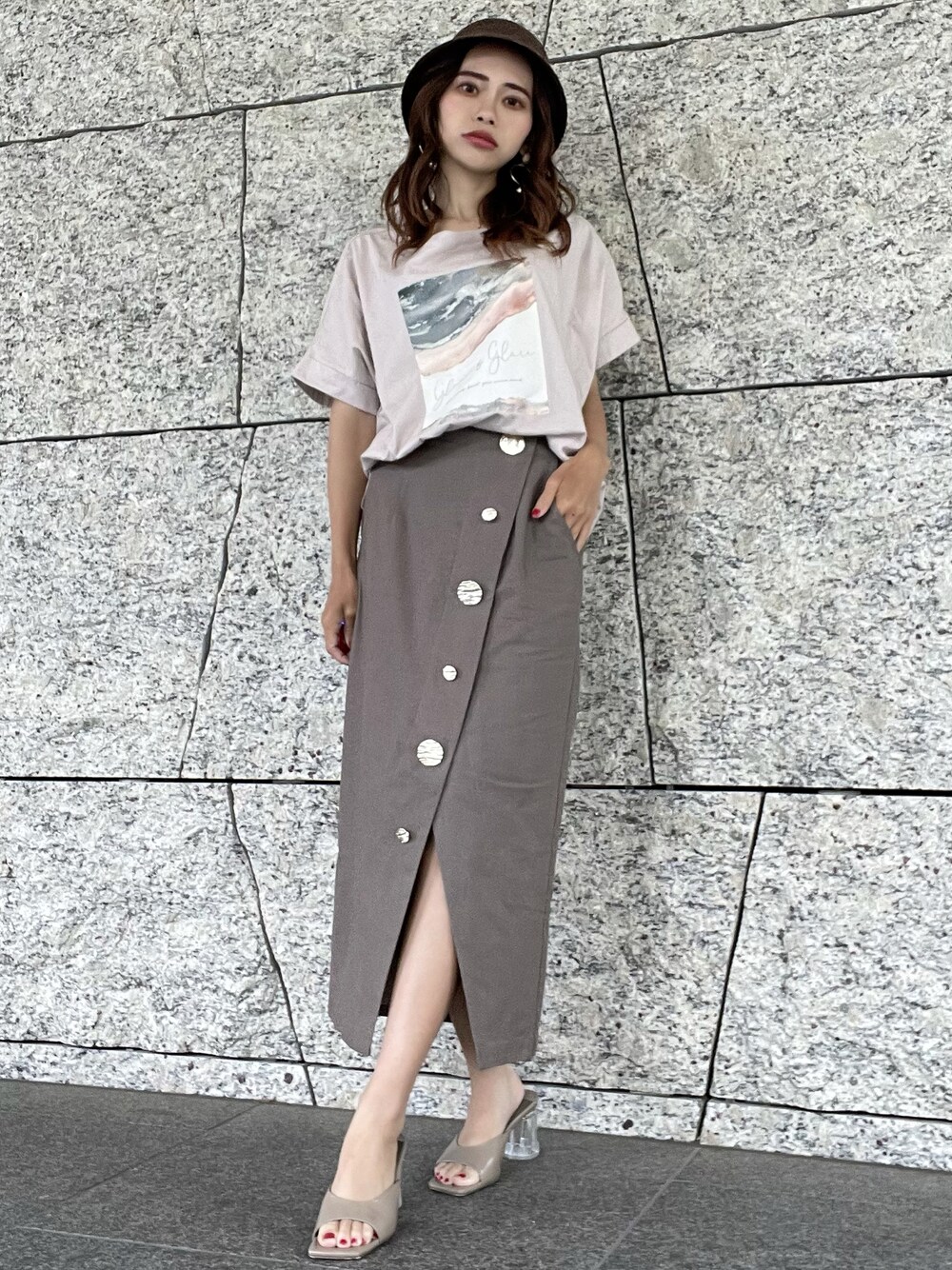 「クリアサンダル、夏コーデ、rienda、大人カジュアル、サンダル、夏だ！Tシャツ着よう！、ロングスカート、Tシャツ、休日スタイル、タイトスカート」｜「riendaのサマーバケットハット（ハット、ブラウン系）」を使った、みすさち【見須幸代】さん（レディース・160cm）の夏コーディネートの1枚目の写真
