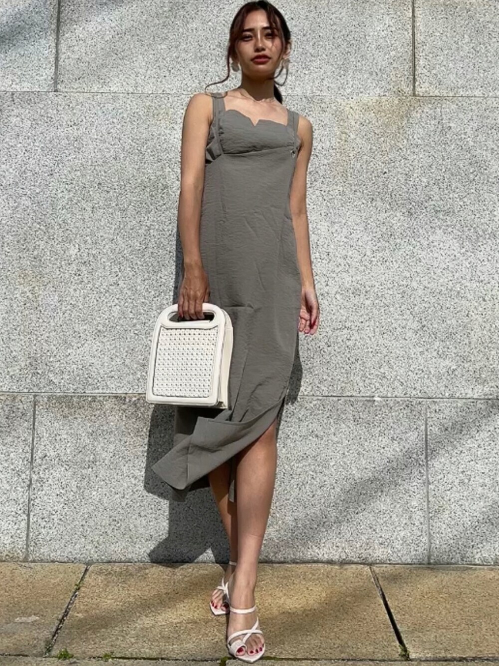 「夏、大人かわいい、リラックススタイル、ラクチンコーデ、rienda、ワンピーススタイル、ootd、ミニバッグ、大人ガーリー、リラックス」｜「riendaのメニ―ホールフェイクレザ―バッグ（ショルダーバッグ、ホワイト系）」を使った、みすさち【見須幸代】さん（レディース・160cm）の夏コーディネートの1枚目の写真